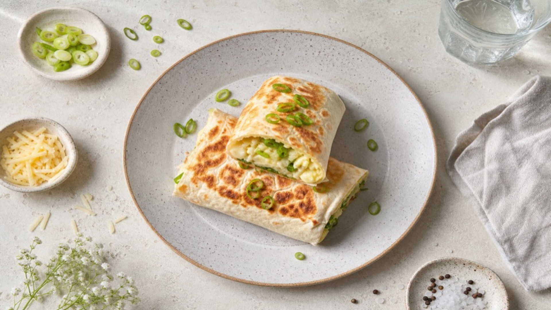 Würziger Stampfkartoffel-Wrap mit Frühlingszwiebeln und Bergkäse