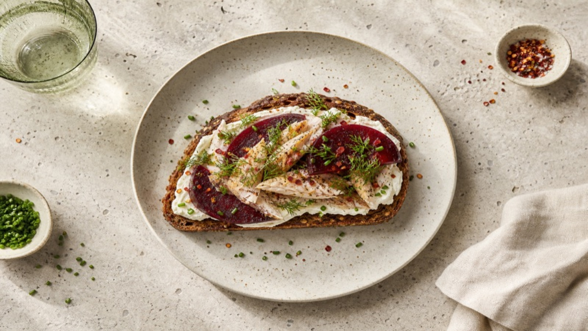 Würziges Makrelen-Toast mit Roten Rüben und Frischkäse