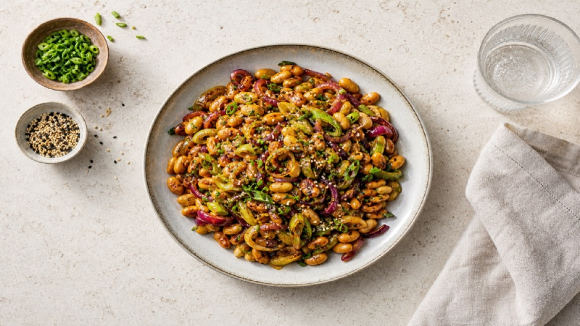 Würzige Sojabohnen-Pfanne mit Porree und Roten Zwiebeln