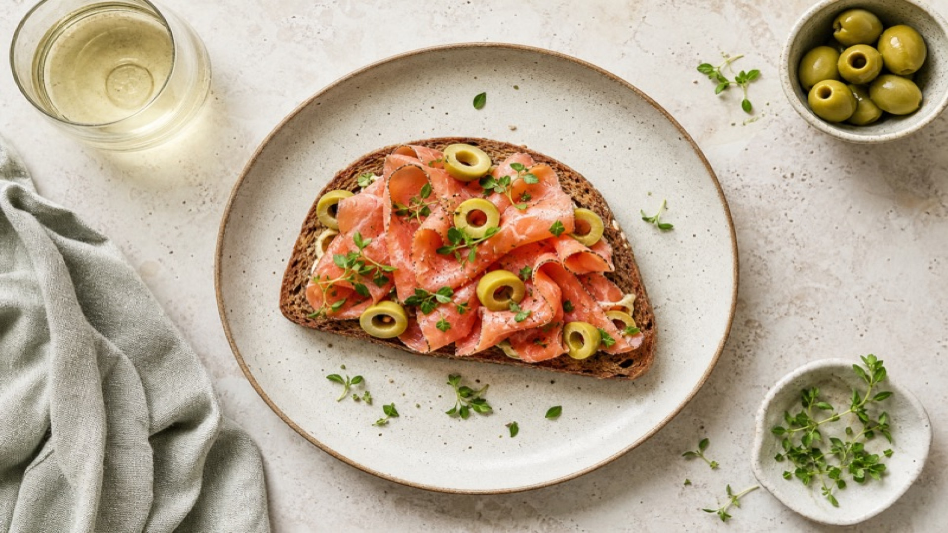 Würziges Roggenvollkornbrot mit Lachsschinken und grünen Oliven