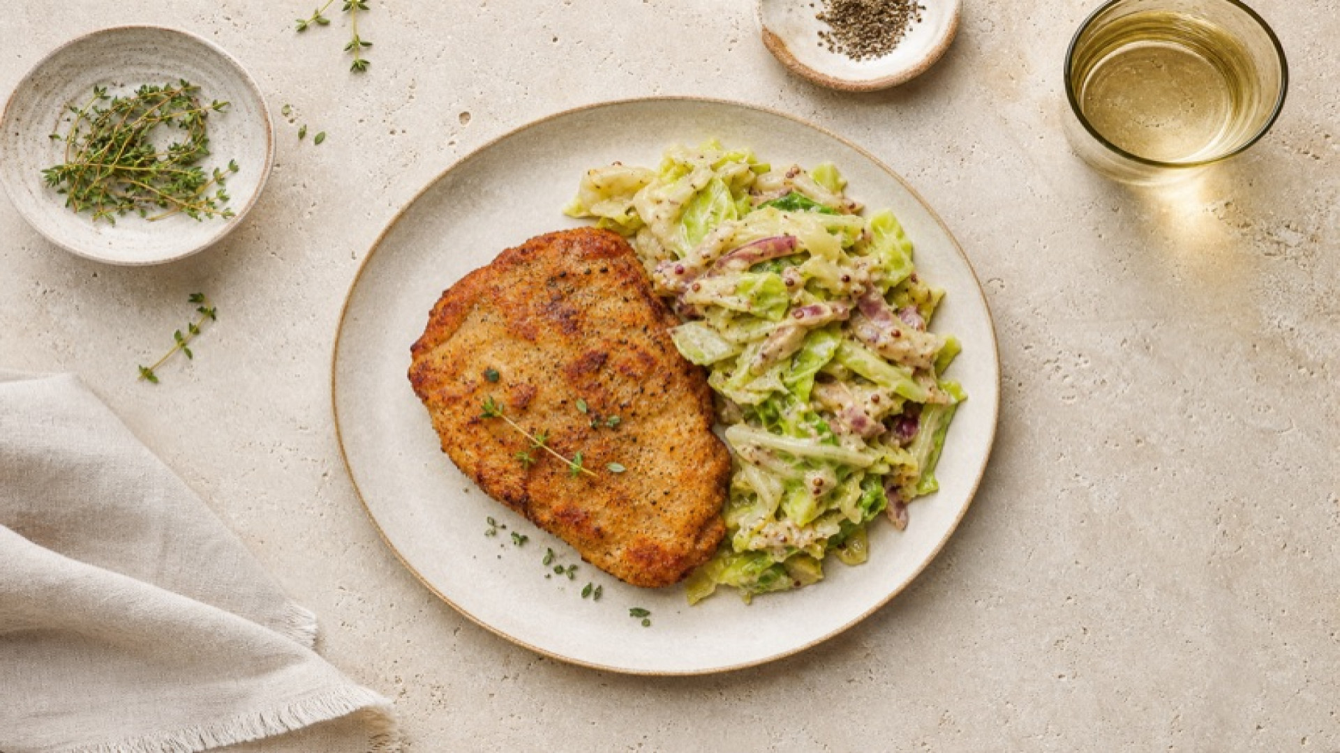 Würziges Schwein-Schnitzel mit Spitzkohl-Senf-Pfanne
