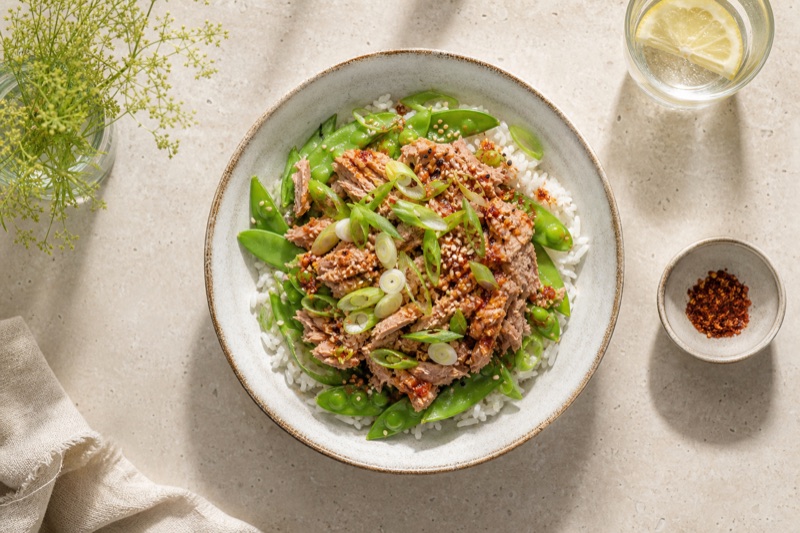 Würzige Thunfisch-Bowl mit Zuckererbsen und Frühlingszwiebeln