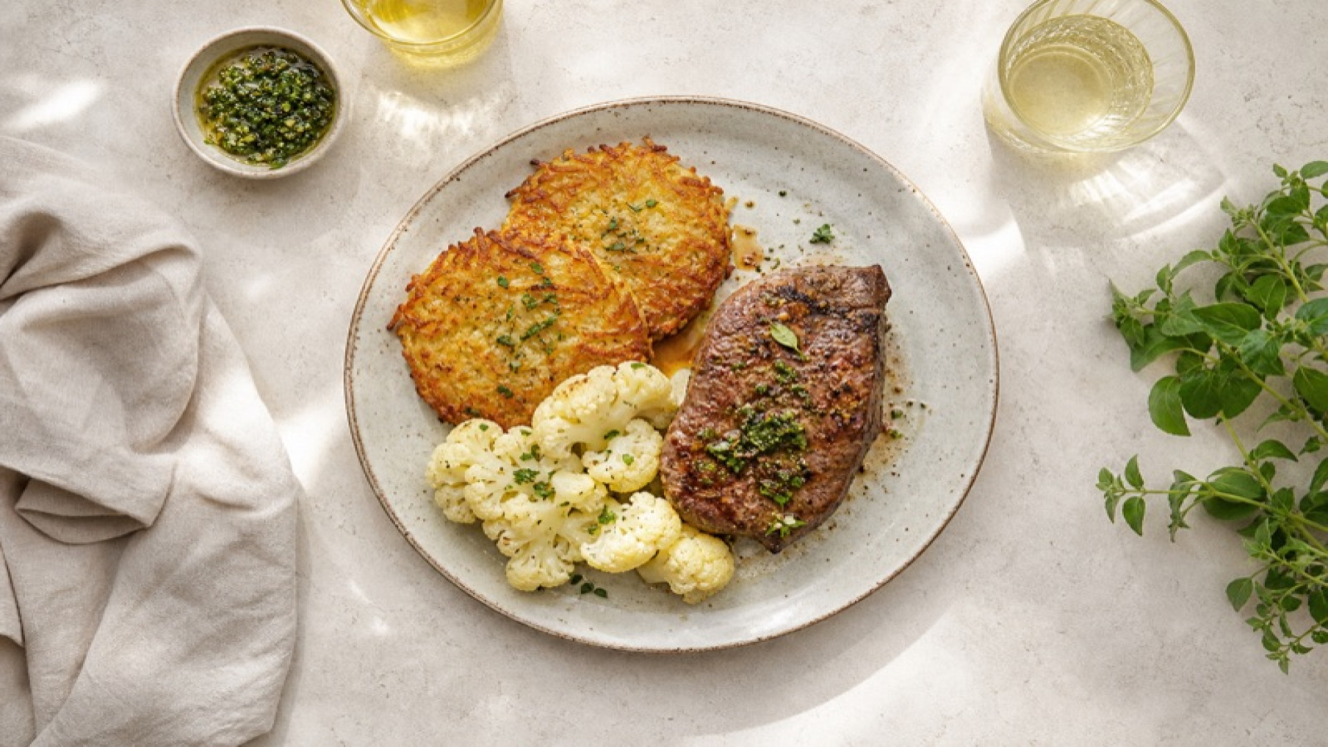 Zartes Kalb-Steak mit gedünstetem Blumenkohl und Kartoffelpuffern