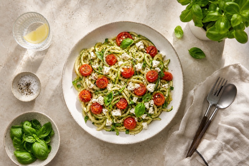 Zoodles mit Feta und Tomaten