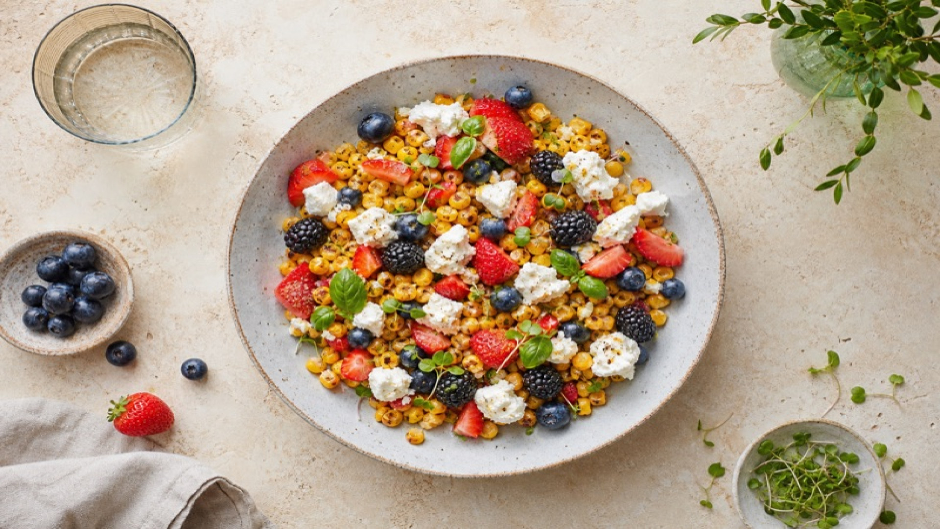 Zuckermaiskörner-Bowl mit Ziegenkäse und frischen Beeren