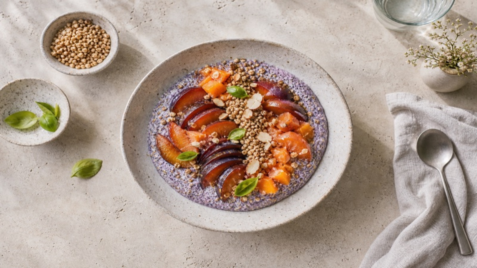 Zwetschgen-Mohn-Bowl mit Aprikose und Amaranth-Crunch